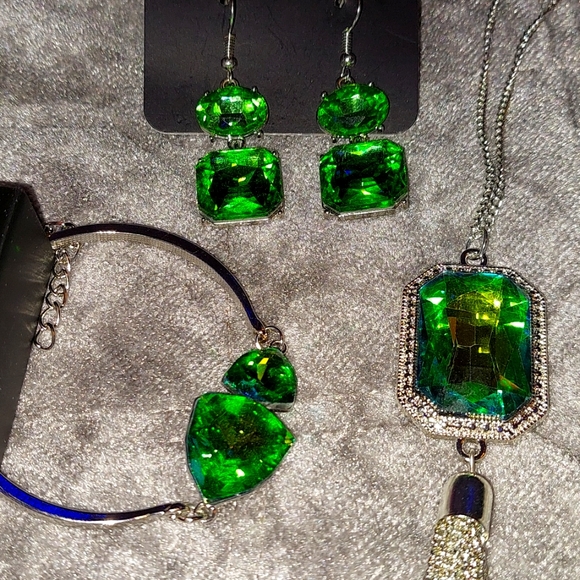 paparazzi Jewelry - 3PCS Green Set: Necklace, Bracelet & Earrings *New*